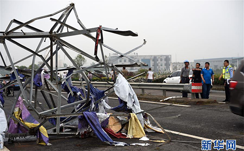 6月23日15时前后盐城龙卷风灾区阵雨渐止 救援状况将改善